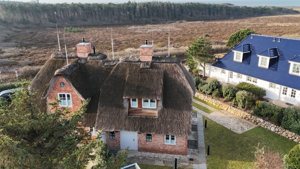 Großes Reetdachhaus auf Sylt von außen