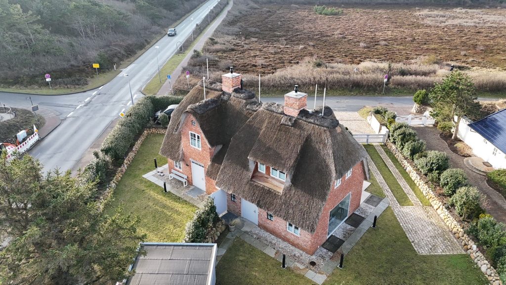 Großes Reetdachhaus auf Sylt von außen