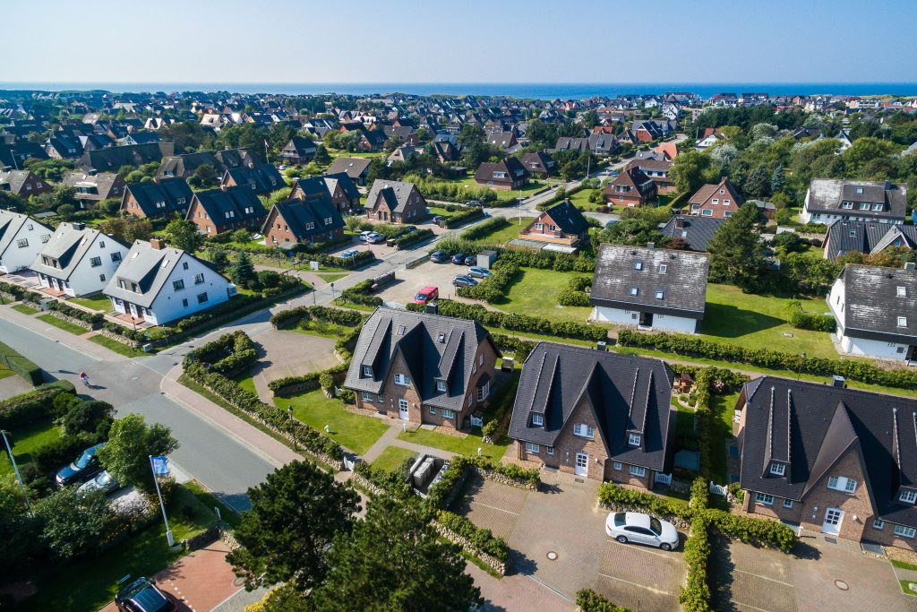 Vogelperspektive auf die Dächer von Sylt bis zur Nordsee