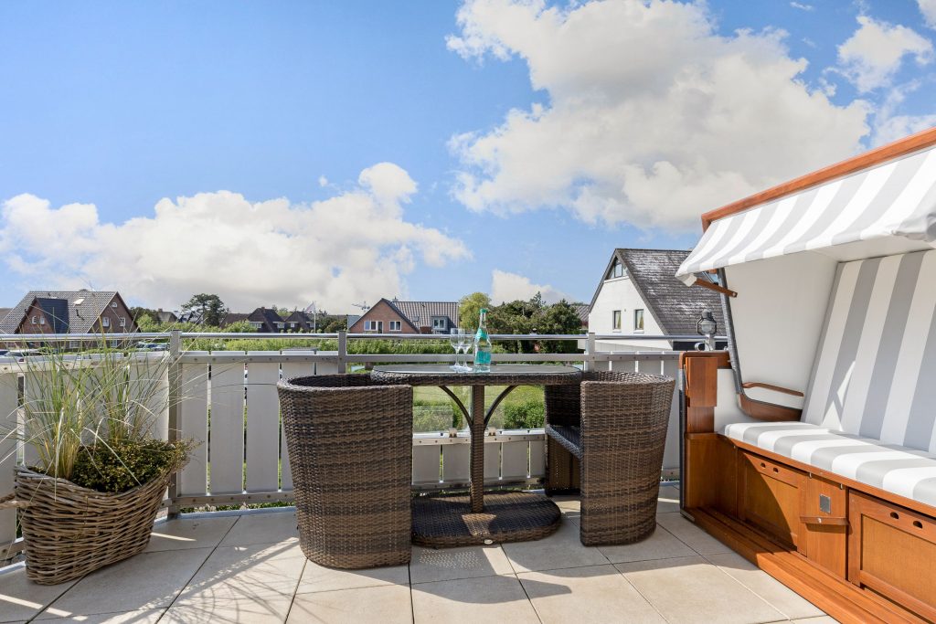 Balkon mit Strandkorb in Ferienwohnung in Wenningstedt