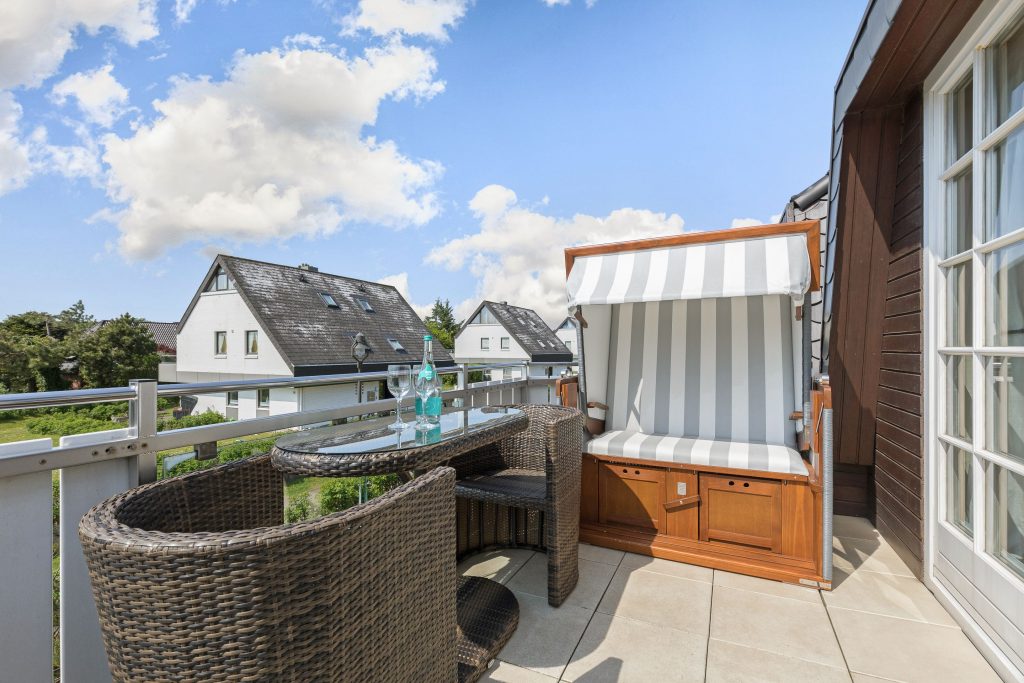Balkon mit Strandkorb in Ferienwohnung in Wenningstedt