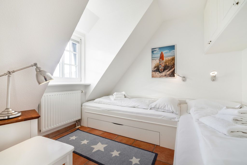Schlafzimmer mit zwei Einzelbetten in Ferienwohnung in Wenningstedt