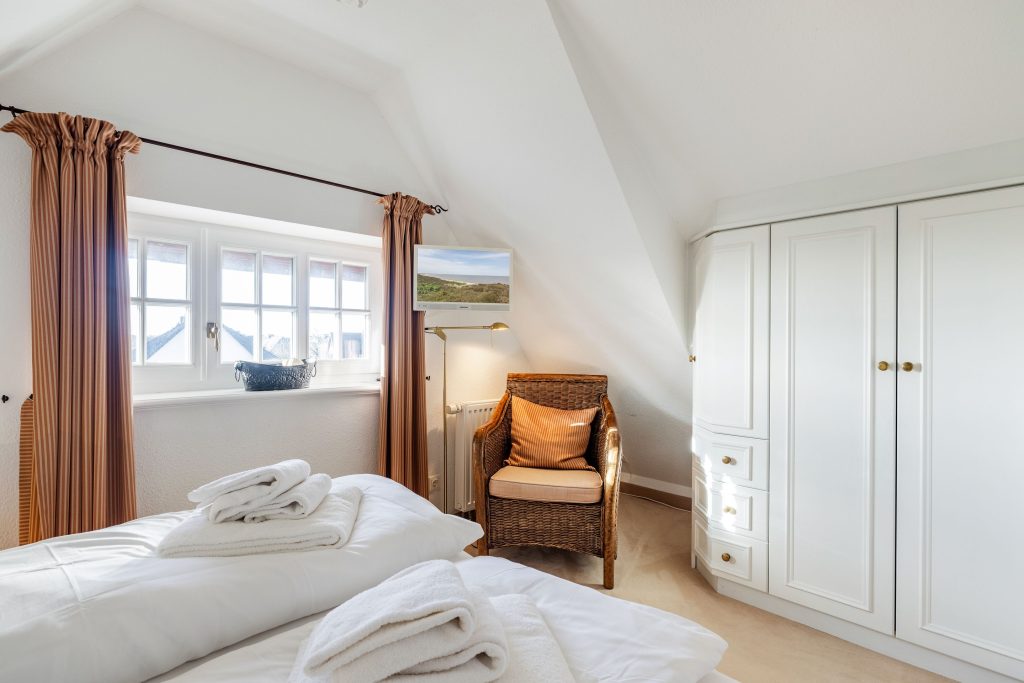 Schlafzimmer in Ferienwohnung in Wenningstedt