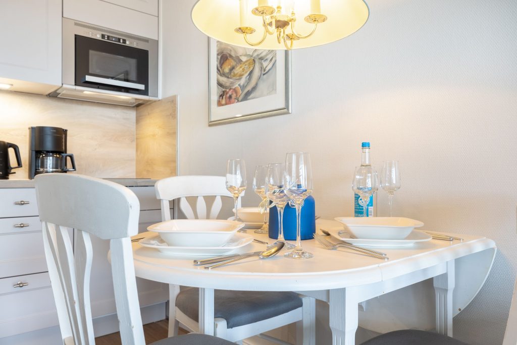 Küche mit Esstisch in Ferienwohnung in Wenningstedt