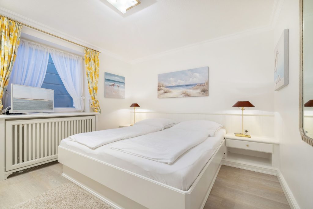Schlafzimmer mit Doppelbett in Ferienwohnung in Wenningstedt