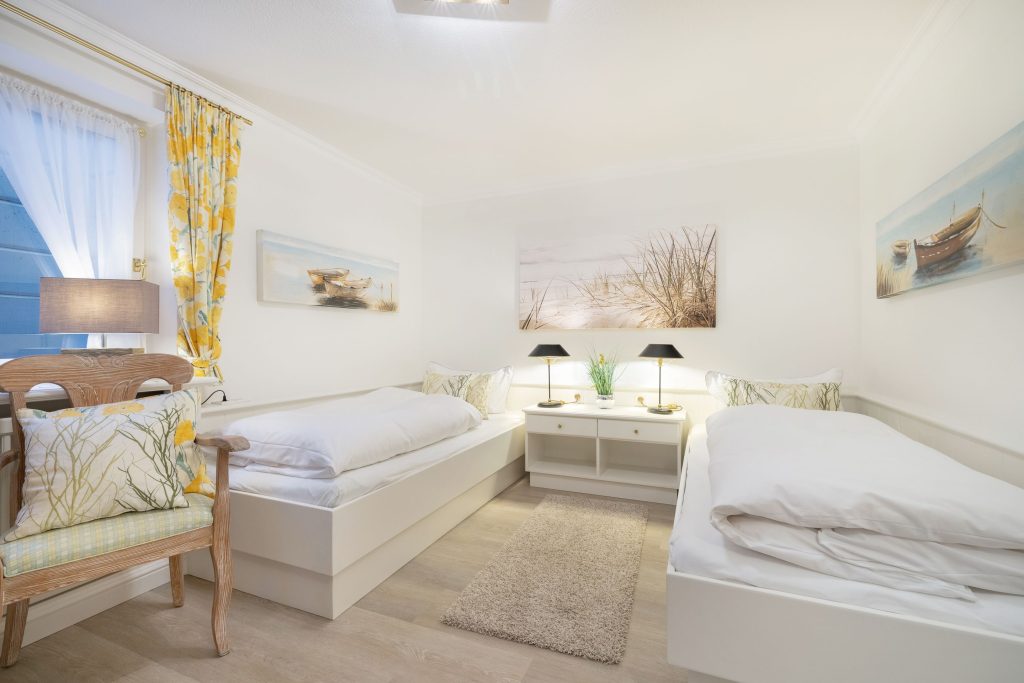 Schlafzimmer mit Einzelbetten in Ferienwohnung in Wenningstedt