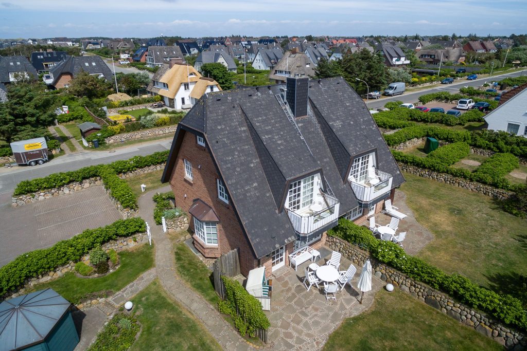 Ferienhaus in Wenningstedt von außen mit Garten