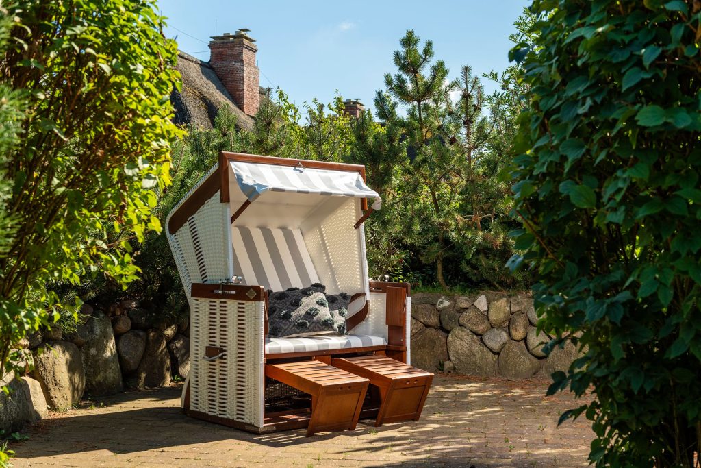 Strandkorb im Garten von Ferienwohnung in Wenningstedt