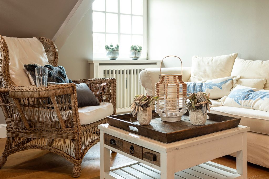 Wohnzimmer mit Flechtstuhl in Ferienwohnung in Wenningstedt