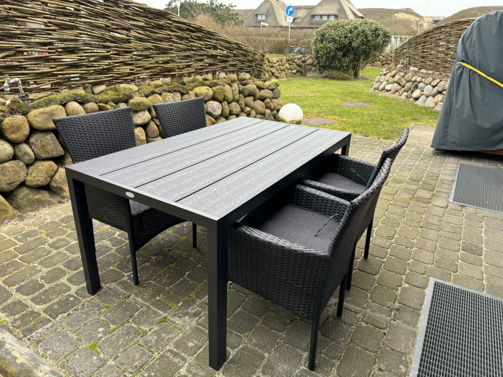 Terrasse mit Tisch und Sitzgruppe von Ferienwohnung Wenningstedt