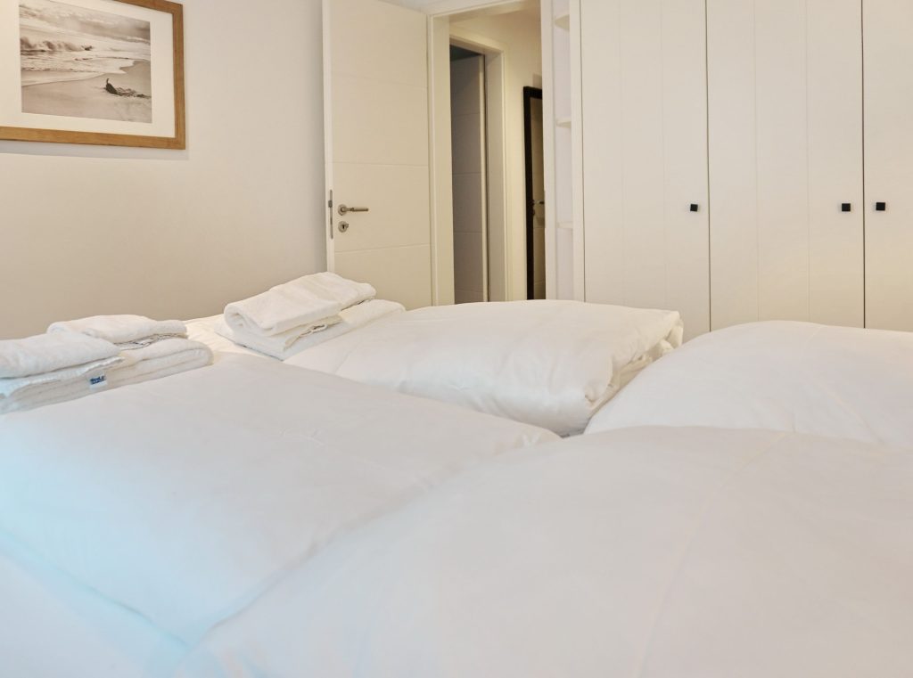 Schlafzimmer mit Doppelbett in Ferienwohnung Wenningstedt