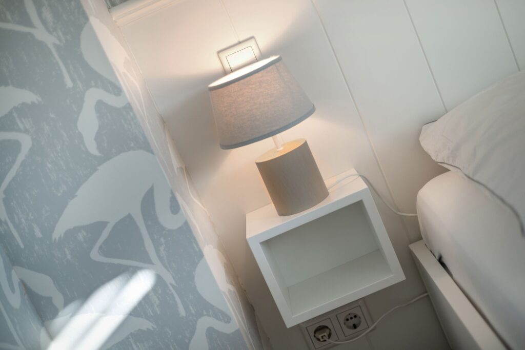 Nachttischlampe in einer Ferienwohnung auf Sylt