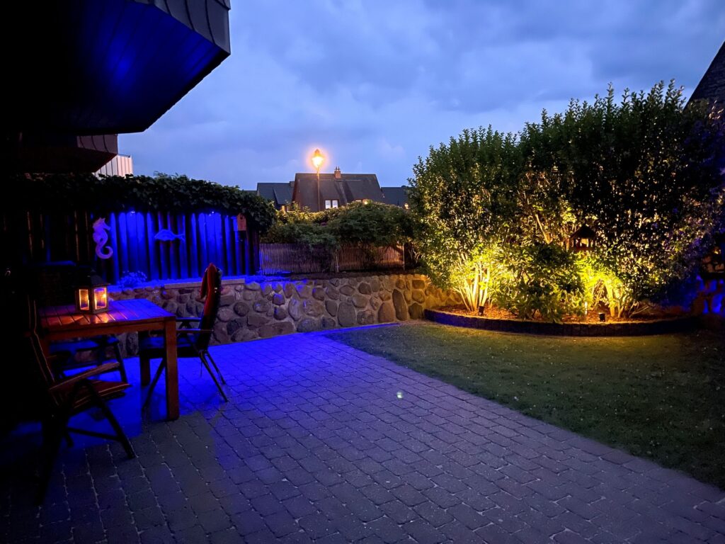 Blick auf den Garten eines Ferienhauses auf Sylt