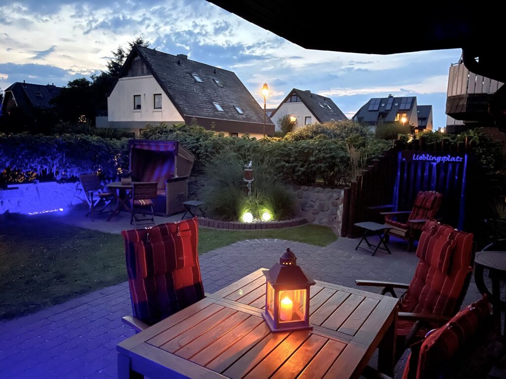 Blick auf den Garten eines Ferienhauses auf Sylt