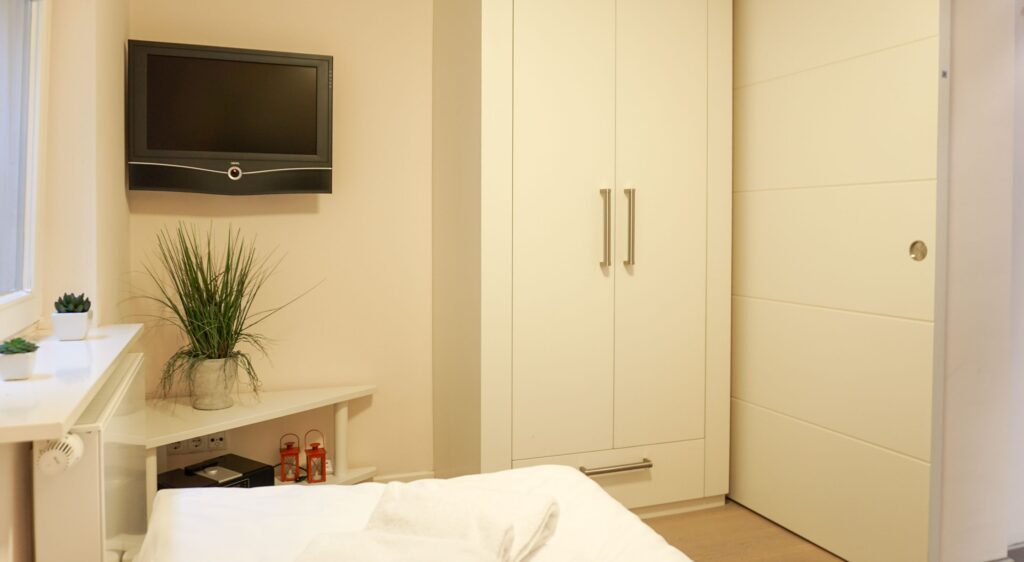 kleines 1 Person Schlafzimmer in einer Ferienwohnung auf Sylt