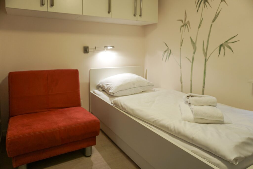 kleines 1 Person Schlafzimmer in einer Ferienwohnung auf Sylt