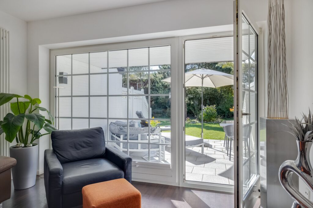 Wohnzimmer und Terrasse eines Ferienhauses auf Sylt