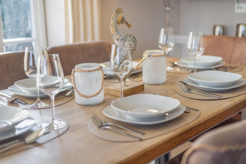 Gedeckter Esstisch in einem Ferienhaus auf Sylt