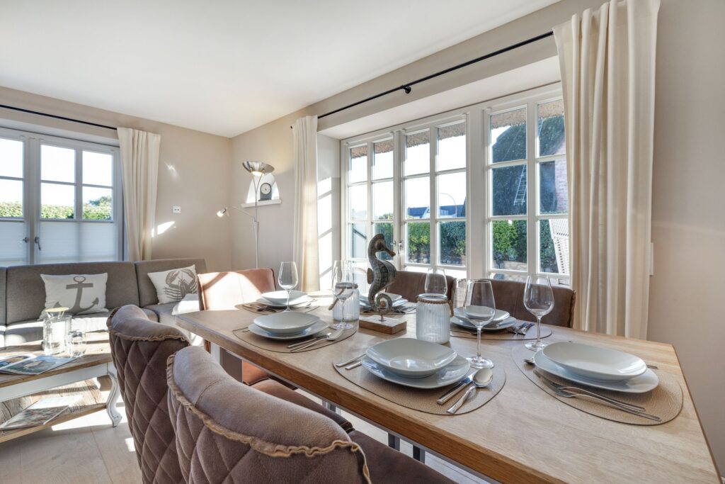 Gedeckter Esstisch in einem Ferienhaus auf Sylt