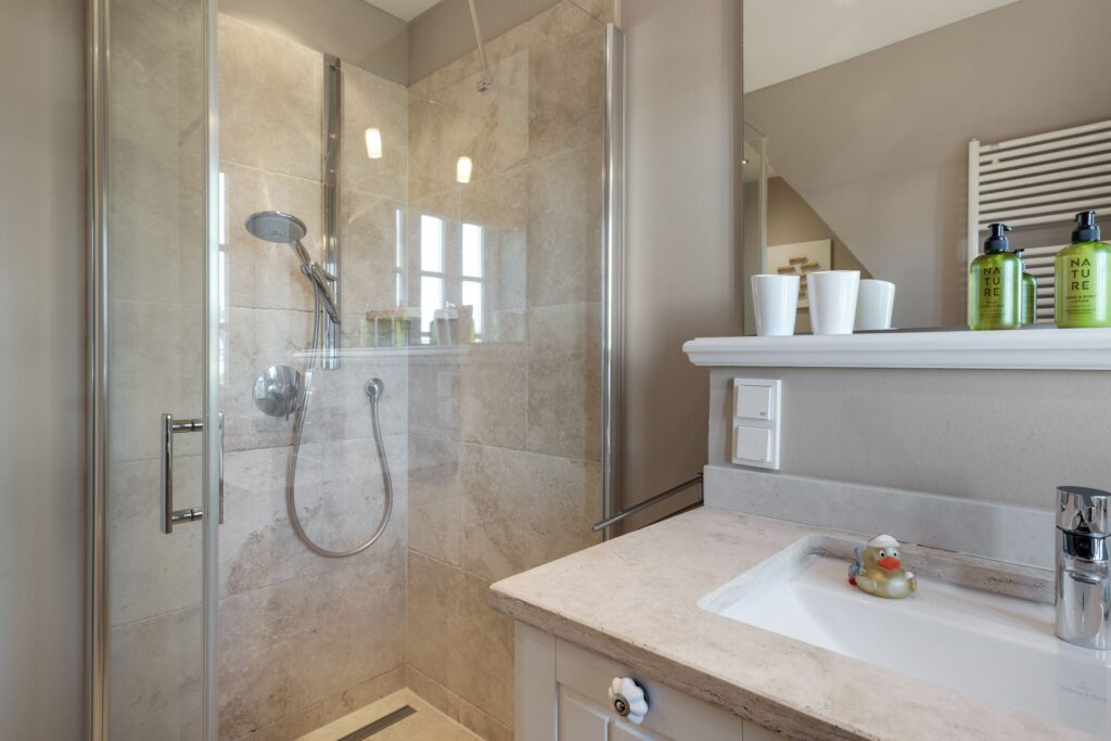 Badezimmer in einem Ferienhaus auf Sylt