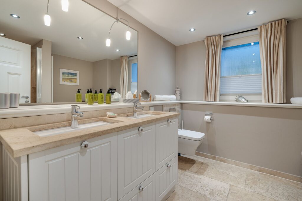 Badezimmer in einem Ferienhaus auf Sylt