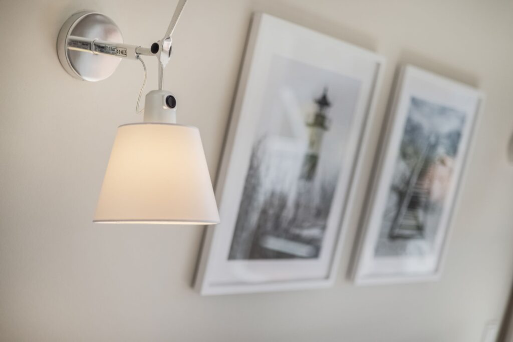 Bilderrahmen und Wandlampe in einem Ferienhaus auf Sylt