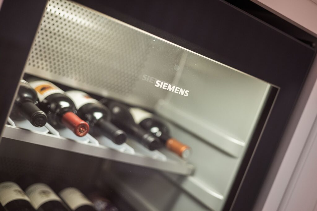 Weinkühlschrank in einem Ferienhaus auf Sylt