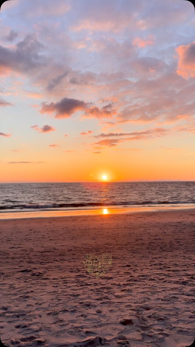 Einfach atemberaubend ❤️

Wir können uns an solch wunderschönen Sonnenuntergängen einfach nicht satt sehen. 

Danke, Sylt! ❤️ Danke, dass du so unfassbar toll bist 🌅

#sylt #syltliebe #urlaubaufsylt #urlaub #inselliebe #nordsee #urlaubammeer #sasurlaub #sunset #sonnenuntergänge #wunderschön