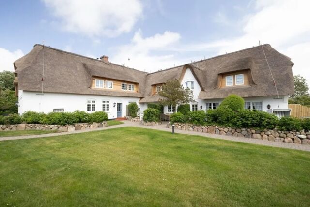 NEU - Lütt‘n Witthüs - Whg. 6 ❤️ 

🏡 47 qm 
🛌 1 Schlafzimmer 
🌸 Terrasse mit Gartenmöbeln und Strandkorb 
🚌 Gratis Busfahren auf der ganzen Insel 
🐶 Haustiere erlaubt 

Das charmante Ferienobjekt bietet Platz für zwei Personen und ist ideal für eine erholsame Auszeit an der Nordsee. Freuen Sie sich auf eine moderne Ausstattung mit gemütlichem Wohnbereich, voll ausgestatteter Küche, Terrasse mit Strandkorb (April bis Oktober) und kostenlosen WLAN. Restaurants, Einkaufsmöglichkeiten und der Strand sind schnell erreichbar – auch mit dem kostenlosen Busverkehr. 

Haustiere sind hier herzlich willkommen.

Buchbar auf www.sas-sylt.de 

#sylt #syltliebe #sylturlaub #urlaubammeer #auszeit #meer #meerliebe #sasurlaub