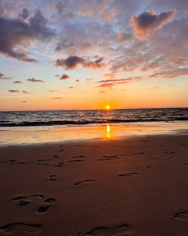 Sylt, du bist wunderschön! ❤️ Deine Sonnenuntergänge sind wie ein liebevolles Augenzwinkern - man kann gar nicht anders, als sich immer wieder neu in dich zu verlieben.

#sylt #syltliebe #sonnenuntergang #urlaub #urlaubaufsylt #wunderschön #sasurlaub
