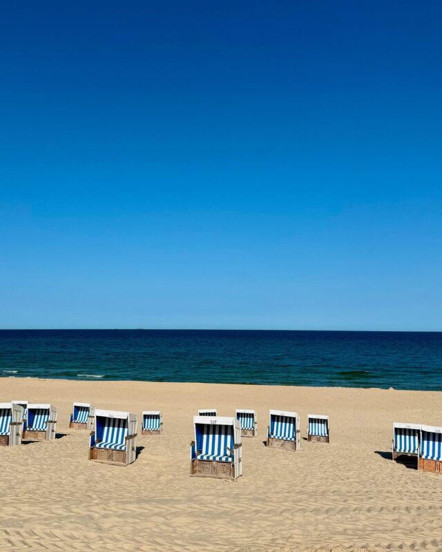 Good Morning, Sylt! 🌞 8 Uhr, der Strand noch still, die Sonne schon ganz groß. Die Insel glitzert – und wir starten in einen Tag voller Meeresrauschen und Sommerglück. 
#sylt #syltverliebt #syltliebe #urlaub #sasurlaub #sylturlaub #strand #meer #nordsee