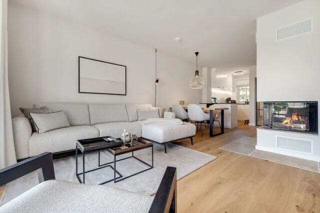 📍 Willkommen im Ameland, App. 15 – Ihre stilvolle Ferienwohnung in Wenningstedt auf Sylt!

Entdecken Sie Ihre perfekte Auszeit in dieser modernen, lichtdurchfluteten Unterkunft mit 86 m² Wohnfläche – ideal für Familien & Paare 🌿🏖️

✨ Highlights auf einen Blick:

👨‍👩‍👧‍👦 Für bis zu 4 Personen
🛌 2 gemütliche Schlafzimmer (1 Doppelbett, 2 Einzelbetten)
🚿 Modernes Bad mit bodengleicher Dusche + Gäste-WC
🍽️ Offene Küche mit Induktionsherd, Spülmaschine & Nespresso-Maschine
📺 Wohnbereich mit TV & WLAN
🌞 Private Terrasse mit Gartenmöbeln & Strandkorb
🚗 Kostenloser Parkplatz
🌳 Gartenbereich – perfekt für Kinder oder Entspannung
🚌 Gratis Busfahren auf Sylt mit Sylt Go!

Genießen Sie Komfort & Natur vereint – ruhig gelegen & dennoch zentral mit Bahnhof & Einkaufsmöglichkeiten in der Nähe.

👉 Jetzt auf www.sas-sylt.de buchen & die Insel in vollen Zügen genießen!

#sylturlaub #ferienwohnungsylt #syltliebe #familienurlaub #inselzeit #entspannenaufsylt #sasurlaub