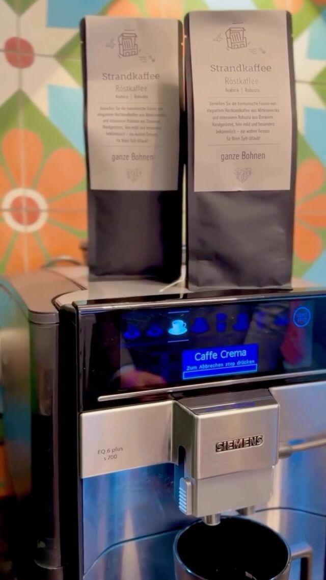Unser neues Gastgeschenk ☕️❤️

Ein bisschen Sylt zum Genießen! 

Ab einer bestimmten Buchungssumme erwartet unsere Gäste ein ganz besonderes Willkommensgeschenk: Kaffee aus der Kaffeerösterei Husum – mit außergewöhnlichem Geschmack, als ganze Bohne oder gemahlen. Perfekt für den Start in einen entspannten Urlaubstag! 🌅

Und wer sich verliebt: Den Kaffee gibt’s auch bei uns im Büro als kleines Souvenir für zu Hause – so genießen Sie auch daheim jeden Tag ein Stück Sylt in der Tasse. 🐚💛

#Kaffeegenuss #SyltMomente #Strandkaffee #UrlaubMitGeschmack #WedellSylt #SyltToGo #SASSylt