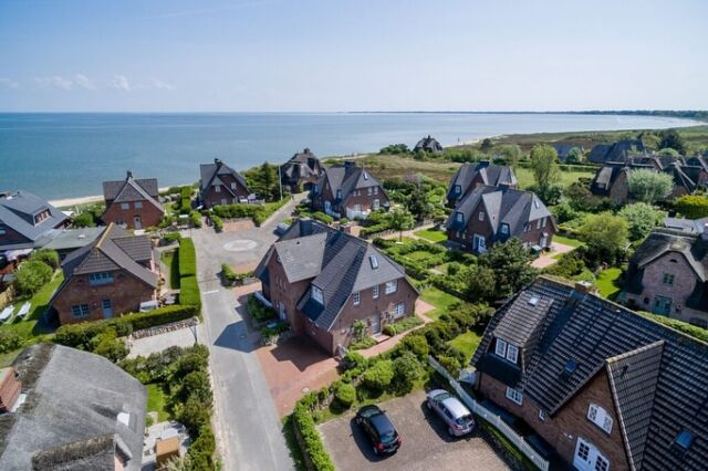 Spontane Buchungslücke - vom 26.07 bis 03.08.25 🌊
Wattrosé Munkmarsch 

Eine seltene Buchungslücke direkt am Munkmarscher Wattenmeer: mit eigenem Garten, sonniger Südterrasse und komfortabler Ausstattung – alles ebenerdig. 🌿🌊☀️

🌅 Sonnenaufgang direkt über dem Watt
🚴‍♂️ Wander- & Radtouren starten vor der Haustür
🏖️ Baden bei Flut, entspannen im Strandkorb
🍽️ Kulinarische Vielfalt am Munkmarscher Hafen – von Scholle bis Sterne

Ein kleines, besonderes Hideaway in ruhiger Lage – perfekt für zwei Personen.

📍 Jetzt die Chance nutzen und den Sylter Sommer genießen! Buchbar auf www.sas-sylt.de

#sasurlaub #sylturlaub #munkmarsch #wattenmeer #syltliebe #ferienwohnungsylt #urlaubambesten #sommerauszeit #inselglück #reifürinsel #nordseeurlaub #syltmomente #urlaubindeutschland #strandkorbzeit #naturgenuss #lastminuteurlaub #buchungslücke #sylt25 #nordseeküste #entschleunigung
