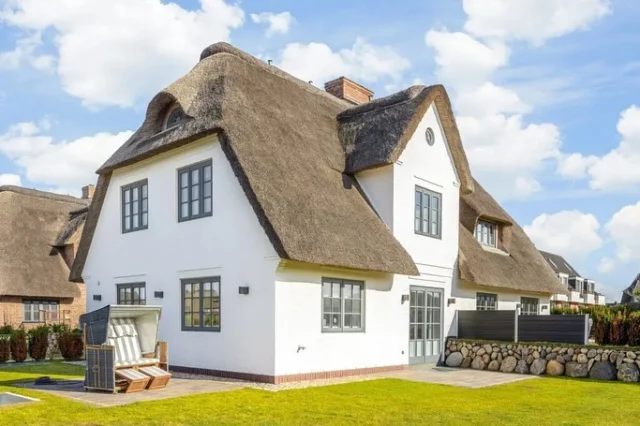 Liv Hüs ❤️

Das reetgedeckte Highend-Ferienhaus Liv Hus auf Sylt bietet auf 200 m² modernen skandinavischen Wohnkomfort in Strandnähe. Mit Platz für bis zu 6 Personen, Sauna, Heimkino und großzügiger Terrasse ist es ideal für entspannte Urlaubstage. 🌊🏡✨

👨‍👩‍👧‍👦 Für 6 Personen, 200 m², 3 Ebenen
🛏️ 3 Schlafzimmer mit Doppelbetten & TV
🚿🛁 2 Bäder + Gäste-WC
🧖‍♀️ Sauna & 🎬 Heimkino (Sonos Dolby Surround)
🔥 Gaskamin, 🍳 moderne Küche, 🍽️ Essbereich für 6
🌞 Terrasse mit Strandkorb, 🌿 Garten, 🚗 Parkplatz
🚌 Kostenloser ÖPNV auf Sylt („Sylt Go!“)
🚭 Nichtraucher, 🚫🐶 keine Haustiere

Buchbar unter folgendem Link: https://www.sas-sylt.de/domizil/liv-hus/

#Sylt #UrlaubAufSylt #FerienhausSylt #NordseeLiebe #SyltUrlaub #Strandnähe #SkandinavischWohnen #FerienhausLiebe #InselSylt #Reetdachhaus #SyltGo #UrlaubAmMeer #FerienhausMitSauna #NordseeUrlaub #SyltMomente
