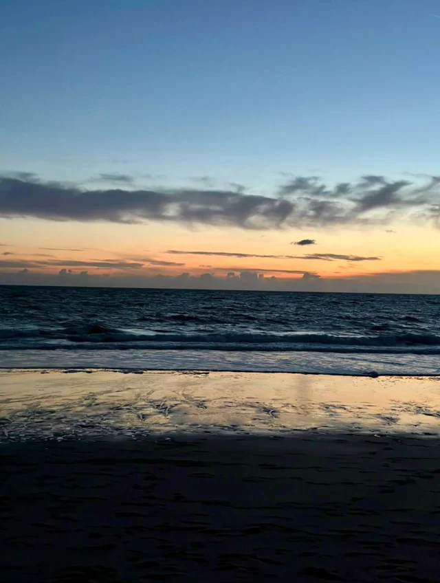 Sylt + Sunset = keine Farbpalette der Welt kommt da ran. 🌅🔥
Meerblick, Himmel, Gefühl – fertig. 🌊

#SyltUrlaub #NordseeUrlaub #SyltLiebe #Sylt #SunsetVibes #BeachMood #StrandGefühl