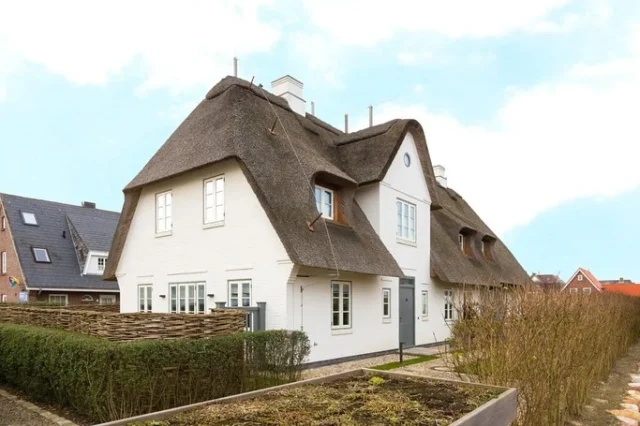 ✨ FERIENHAUS SYLT PUR · WENNINGSTEDT ✨

Luxus unter Reet – willkommen in Ihrem Traumdomizil auf Sylt!

Auf 200 m² erwarten Sie 3 Schlafzimmer, 3 Bäder, eine Sauna, ein Kamin und eine sonnige Terrasse.
Genießen Sie den einzigartigen Mix aus Modernität & Sylter Charme – mit edlen Stoffen, coolem Stahl und klassischem Backstein.

Nur wenige Minuten vom Strand entfernt und mit kostenloser ÖPNV-Nutzung dank Sylt Go! ist dieses Haus perfekt für alle, die Stil, Komfort & Erholung lieben. 🌊🔥

Buchbar auf www.sas-sylt.de 

#SyltPur #FerienhausSylt #Wenningstedt #Reetdachhaus #SyltLiebe #Luxusurlaub #Nordseeurlaub #Designferienhaus #SyltGo #InselSylt #Strandhaus #SaunaTime #Kaminliebe #TravelGoals #UrlaubAufSylt #Ferienhausliebe #TravelInStyle #SyltMoments #Sylt2025 #Nordseezauber #SASSylt #SASUrlaub