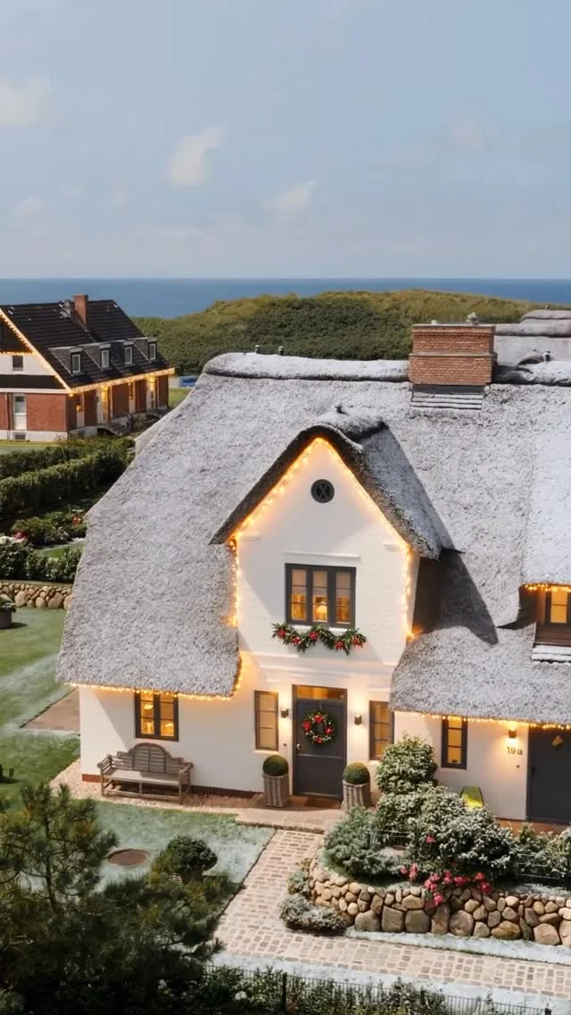 Wir wünschen all unseren Gästen, Follower und Partnern schöne und besinnliche Festtage im Kreise der Familie 🎄✨

Vielen Dank für ein sensationelles 2025 und alles Gute für das kommende Jahr ❤️

Mit besten Inselgrüssen 

das gesamte Team vom Sylter Appartement Service und Helga Wedell

#sylt #syltliebe #sylturlaub #dankbarkeit #frohesfest 

Video: @seaside___stories und @timandco_designbuero