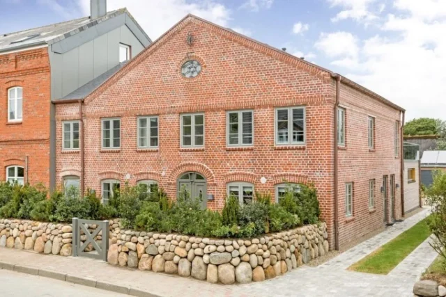 Zurück in der SAS Vermietung – und noch schöner! ✨

Das Appartement „Anno 1855“empfängt seine Gäste wieder – in einem Gebäude aus dem 19. Jahrhundert, das liebevoll saniert und erweitert wurde. Mit seiner historischen Fassade in typisch nordischer Backsteinoptik präsentiert sich das Haus heute als echtes Juwel.Wunderschön, ruhig und gemütlich – Premiumqualität auf ganzer Linie.

Auch die Lage ist ein Highlight: In bester Lage von Alt-Westerland – zentral und dennoch verträumt-ruhig. Alles ist bequem zu Fuß erreichbar: der Strand, kleine Shops, Fischbrötchen und vieles mehr in nur etwa 15 Minuten. Und gleich um die Ecke befindet sich einer der letzten urigen Tante-Emma-Läden, der morgens frische Brötchen und alles für einen perfekten Sylt-Urlaub bereithält.

Das großzügige Appartement (ca. 97 m²) begeistert mit Helligkeit, hochwertigen Materialien und viel Gemütlichkeit. Eichendielen mit Fußbodenheizung, exklusive Tischlereinbauten, Naturstein-Bäder, ein elektrisch steuerbarer Mylin-Kachelofen und eine finnische Sauna schaffen ein besonderes Wohlfühlambiente. Die offene Küche mit hochwertigen KitchenAid-Geräten, Weinkühlschrank und zwei Kaffeemaschinen lässt keine Wünsche offen.

Große Glasfronten führen in den wunderschönen, uneinsehbaren Garten mit Terrasse, Liegen und Strandkorb – ein ruhiger Rückzugsort zum Entspannen. Zwei komfortable Schlafzimmer mit Boxspringbetten, Smart-TVs und ensuite- bzw. Wellnessbad mit Dusche, Badewanne und Sauna machen das Urlaubserlebnis perfekt.

Ein privater Parkplatz, High-Speed-WLAN, Waschmaschine & Trockner sowie Platz für Fahrräder runden das Angebot ab.

Der Urlaub kann beginnen. 🌊✨

Wieder buchbar unter www.sas-sylt.de

#Sylt #Westerland #AltWesterland #Ferienwohnung #Sylturlaub InteriorLove Backsteinhaus UrlaubAmMeer