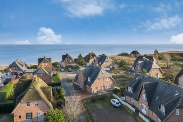 🌊 Wattküken – Stilvolle Auszeit am Munkmarscher Watt

Direkt am Wattenmeer gelegen, vereint dieses Apartment auf Sylt modernes Design mit nordischer Ruhe. Helle Räume, klare Linien und ein Balkon mit Blick auf die Weite der Nordsee schaffen eine besondere Atmosphäre zwischen Natur und Komfort.

🏡 Ca. 57 m² Wohnfläche
🛏️ Zwei Schlafzimmer für bis zu 4 Personen
🌅 Balkon mit Wattblick
🍽️ Offene, hochwertig ausgestattete Küche
🚗 Parkplatz inklusive

Ein Ort für entspannte Tage, lange Spaziergänge am Watt und ruhige Momente fernab vom Trubel der Insel.

✨ Für 2026 und 2027 sind aktuell noch viele Verfügbarkeiten vorhanden.

🔗 Buchbar auf www.sas-sylt.de

📍 Munkmarsch, Sylt

#sylt #nordsee #wattenmeer #meerblick #ferienwohnung