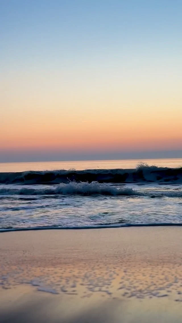Endlich sehen unsere Abende wieder so aus 🌅

Der Frühling ist auf Sylt angekommen – mit goldenen Sonnenuntergängen, sanfter Meeresbrise und diesen ganz besonderen Momenten am Strand.

Zeit, die Seele baumeln zu lassen und jeden Augenblick zu genießen ✨

#sylt #syltliebe #inselsylt #sylturlaub #urlaubinsylt
