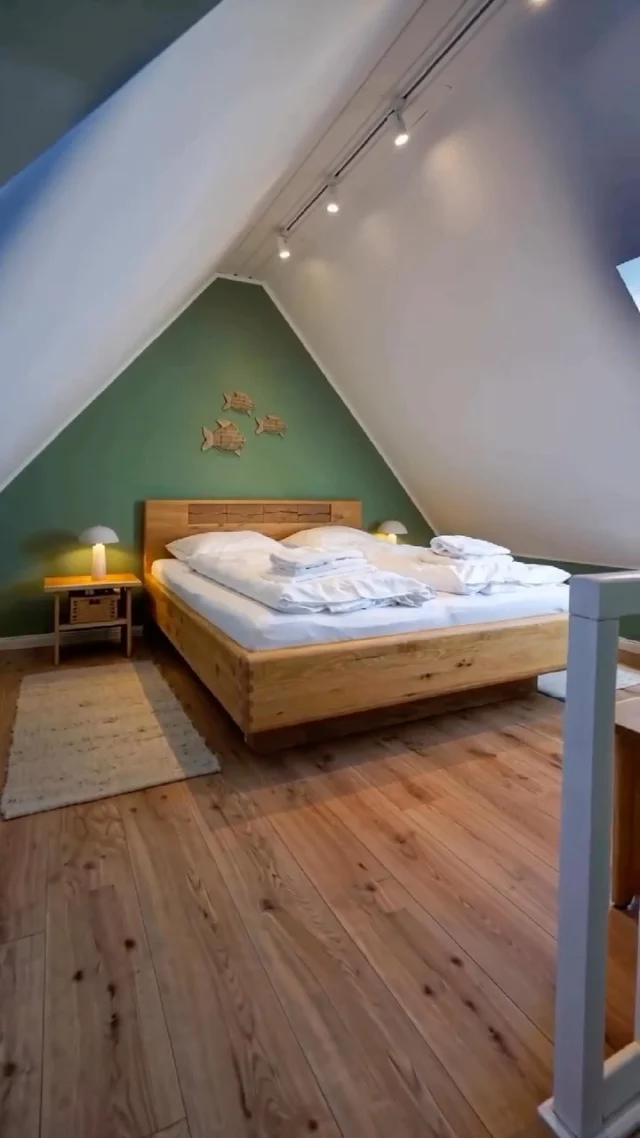 Aufwachen mit Meeresrauschen. Ankommen im Augenblick. 🌊✨

Willkommen im Meeresleuchten – Ihrem stilvollen Rückzugsort in Wenningstedt-Braderup auf Sylt.

Ein Ort, an dem Leichtigkeit, Komfort und die Nähe zum Meer auf besondere Weise zusammenkommen.
Genießen Sie entspannte Stunden auf dem Balkon, lassen Sie den Blick schweifen und spüren Sie die Ruhe der Insel. Ob aktiver Tag am Strand oder gemütlicher Abend im Wohnbereich – hier gestalten Sie Ihre Auszeit ganz nach Ihrem Rhythmus.

✨ Ca. 51 m² Wohlfühlfläche
✨ Platz für bis zu 4 Personen
✨ Balkon für entspannte Stunden
✨ Offener Wohn- und Essbereich mit moderner Ausstattung

Ein Ort, der nicht nur Unterkunft ist – sondern ein Gefühl von Freiheit, Weite und Sylt-Magie.

Buchbar auf www.sas-sylt.de

#SyltLiebe #Meeresrauschen #Nordsee #Inselzeit #Erholung