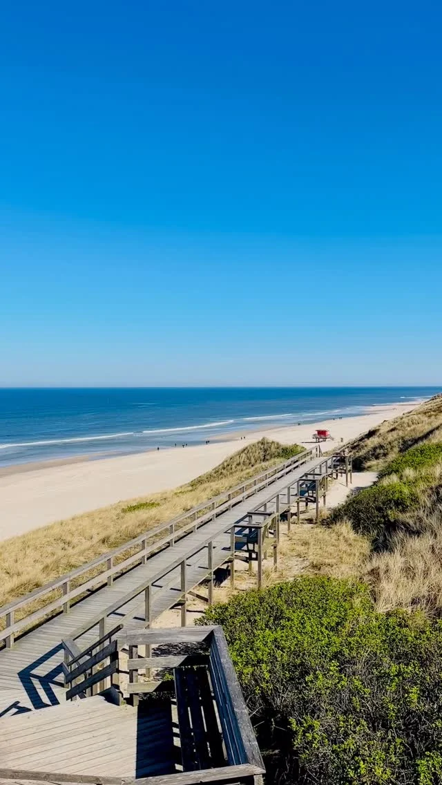 Sylt liefert pünktlich zum Wochenende: Sonne, blauer Himmel und echtes Strandwetter. ☀️🌊

Die Promenade voll, die Strände wieder gut besucht und überall dieses typische Inselgefühl. So darf der Mai gerne weitermachen.

Ein sonniges Wochenende von Sylt an alle Follower, aktuellen Sylt-Gäste und Sylter. 🤍

#sylt #syltliebe #sylterappartementservice #strandwetter #nordsee