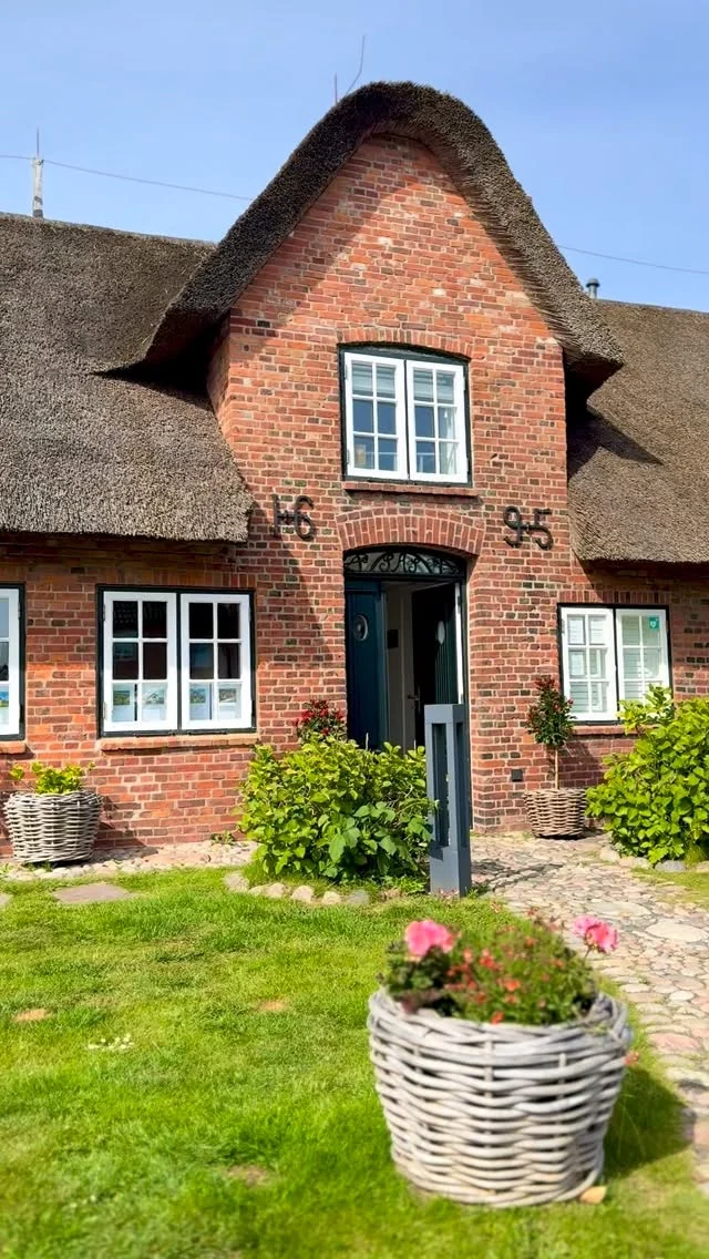 ☀️🌷 Sylt zeigt sich zum Start in die neue Woche von seiner besonders tollen Seite!

Die Sonne strahlt, die Insel blüht auf und überall zeigen sich die ersten farbenfrohen Frühlingsboten. 🌼💛

Wir wünschen all unseren Gästen, Eigentümern und Followern eine wundervolle, sonnige Frühlingswoche voller frischer Nordseeluft, schöner Momente und ganz viel Inselglück. 🌊☀️

Genießen Sie die Zeit auf Sylt – wir freuen uns auf alle, die die Insel in diesen Tagen besuchen und entdecken. 🏡✨

Herzliche Grüße
Das Team vom Sylter Appartement Service & Wedell 🌷

#Sylt #FrühlingAufSylt #Inselglück #Nordsee #Westerland