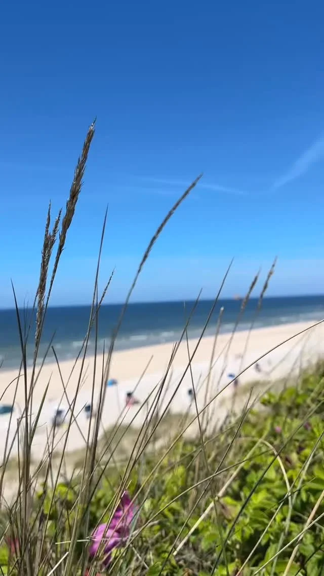 🌤️ Nach jedem Regen kommt wieder die Sonne. 🤍

Wer Sylt kennt, weiß: Das Wetter kann hier manchmal innerhalb weniger Stunden alles zeigen – von grauen Wolken bis strahlendem Sonnenschein. Und genau das macht den besonderen Inselzauber aus.

Nach einem regnerischen Morgen zeigt sich Sylt oft wieder von seiner schönsten Seite: blauer Himmel frische Meeresluft und kilometerlange Strände im sommerlichen Frühsommerglanz. ☀️🌊

Also keine Sorge, wenn der Tag mal mit ein paar Regentropfen startet – oft wartet schon kurz darauf das perfekte Strandwetter. ✨

Wer genießt heute auch die Zeit auf unserer Lieblingsinsel? 🤍

#sylt #inselliebe #syltmomente #nordsee #urlaubaufsylt