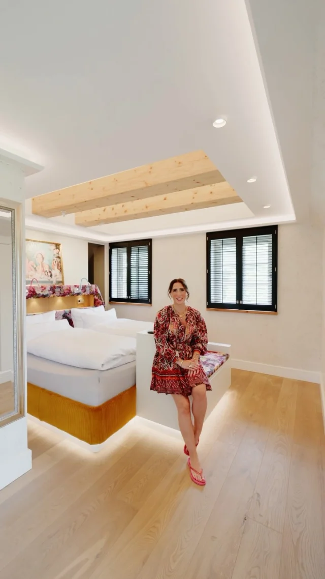 Neue Hausvorstellung: Mein Haus auf Sylt 🏡

Design trifft auf Wohlfühlatmosphäre. 🤍

Mit viel Liebe zum Detail, hochwertigen Materialien und einer harmonischen Kombination aus zeitlosen Designklassikern und farbenfrohen Dopamin-Akzenten entsteht in „Mein Haus auf Sylt“ ein Wohngefühl, das inspiriert. Stilvolle Interior-Highlights, ausgewählte Designobjekte und liebevoll platzierte Dekoration verleihen jedem Raum seinen ganz eigenen Charakter. Als ausgewähltes SAS Highend-Domizil vereint dieses Ferienhaus exklusiven Komfort mit moderner Eleganz.

Auf großzügigen Wohnflächen finden bis zu sieben Personen ausreichend Platz zum Entspannen und Genießen. Vier stilvoll gestaltete Schlafzimmer, vier hochwertige Badezimmer, eine exklusive Designküche und der lichtdurchflutete Wohn- und Essbereich schaffen den perfekten Rahmen für gemeinsame Urlaubsmomente.

Ein besonderes Highlight ist der großzügige Wellnessbereich mit Sauna – die private Wohlfühloase nach einem langen Strandspaziergang. Draußen laden der liebevoll angelegte Garten, mehrere sonnige Terrassen und ein gemütlicher Strandkorb dazu ein, den Tag entspannt ausklingen zu lassen.

Key Facts:
• Ausgewähltes SAS Highend-Domizil
• Bis zu 7 Personen
• 4 stilvolle Schlafzimmer
• 4 hochwertige Design-Badezimmer
• Exklusive, voll ausgestattete Designküche
• Lichtdurchfluteter Wohn- und Essbereich
• Großzügiger Wellnessbereich mit Sauna
• Liebevoll gestalteter Garten mit mehreren Sonnenterrassen und Strandkorb
• Hochwertiges Interior mit Designklassikern und farbenfrohen Akzenten
• Ruhige Lage in Alt-Westerland
• Kurze Wege zum Strand und in die Westerländer Innenstadt
• WLAN und eigener Pkw-Stellplatz

„Mein Haus auf Sylt“ steht für modernes Design, höchste Qualität und eine Atmosphäre, die sofort entschleunigt – ein Ort, an dem stilvolles Wohnen und echter Inselurlaub perfekt miteinander verschmelzen.

Das Beste: Aktuell sind noch viele Wunschzeiträume verfügbar.

Jetzt entdecken auf www.sas-sylt.de

#Sylt #SASHighend #MeinHausAufSylt #Ferienhaus #DesignInterior

Videoproduktion und Schnitt: @seaside___stories 
Moderation: Katharina J. F. Tiemann @fraeuleinzuckerpueppchen