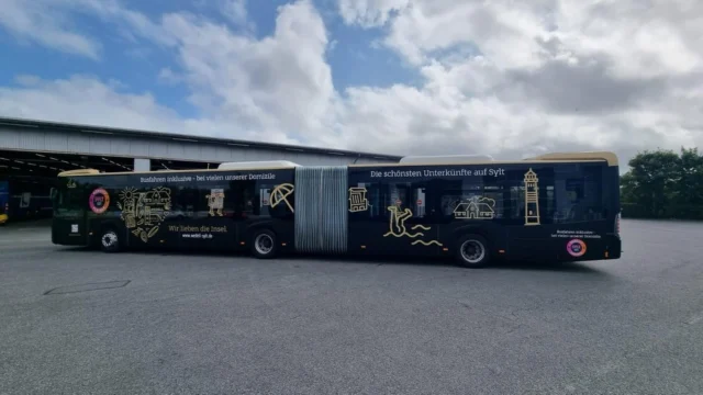 🖤💛 Wir hatten es bereits angekündigt – jetzt wollen wir unseren Bus genauer präsentieren.

Denn unser „Wir lieben die Insel“ Bus rollt ab sofort in Schwarz-Gold über Sylt. ✨

Gemeinsam mit dem @sylter_verkehrsgesellschaft , @syltgo und @heitmann_verkehrsmittelwerbung ist ein echter Hingucker entstanden, der unsere Liebe zur Insel auf die Straße bringt. 

Ein weiterer Vorteil: Bei vielen unserer Domizile ist die Nutzung der Busse über SyltGo! bereits inklusive. So lässt sich die Insel bequem, nachhaltig und ganz entspannt entdecken.

Also Augen offen halten – vielleicht rollt unser schwarz-goldener Bus schon um die nächste Inselecke. 🚌✨

#Sylt #WirLiebenDieInsel #SylterAppartementService #SyltGo SV