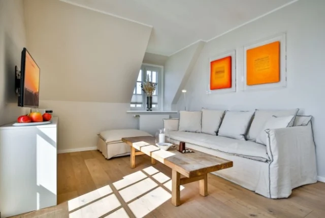 ✨ Neu in der Vermietung - Haus am Meer, Strandburg ✨

Manchmal braucht es nicht viel – nur die Nordsee, frische Meeresluft und einen Ort, an dem man sich vom ersten Moment an wohlfühlt. Dieses stilvolle Domizil bietet den perfekten Rahmen für entspannte Urlaubstage zu zweit und lädt dazu ein, den Alltag einfach hinter sich zu lassen.

Ihre Highlights:

• 🏡 Ca. 70 m² Wohnfläche
• 👥 Ideal für 2 Personen
• 🌊 Strandnahe Lage
• ✨ Stilvoll und hochwertig eingerichtet
• 🛋️ Heller Wohnbereich zum Entspannen
• 🌿 Perfekter Ausgangspunkt für erholsame Tage auf Sylt

Ob lange Strandspaziergänge, gemütliche Abende oder einfach die Ruhe der Insel genießen – hier beginnt Ihr Sylturlaub.

P.s: In dem „Haus am Meer“ vermieten wir auch eine zweite Wohnung, perfekt, wenn man mit der Familie anreisen möchte.

✨ Jetzt Traumurlaub sichern!
🌐 Jetzt buchen unter www.sas-sylt.de

#Sylt #SASSylt #Ferienwohnung #Nordseeurlaub UrlaubZuZweit