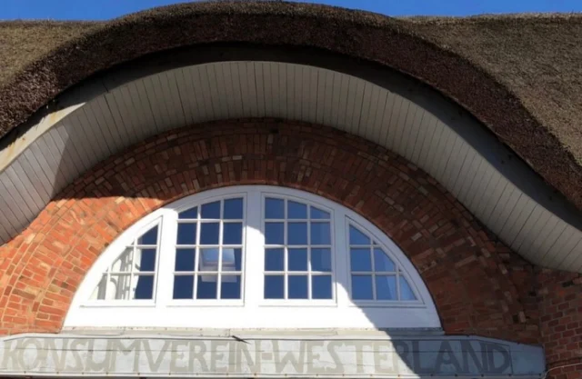 🏡 NEU in der Vermietung:

ALTER KONSUMVEREIN AUF SYLT - 

neun Apartments, ein besonderer Rückzugsort
Zentrumsnah wohnen und trotzdem ganz entspannt in den Sylter Urlaub starten: Der Alte Konsumverein in Westerland verbindet stilvolle Ferienwohnungen mit einer tollen Lage. Strand, Bahnhof und Einkaufsmöglichkeiten sind bequem zu Fuß erreichbar – perfekt für alle, die Sylt entdecken und gleichzeitig einen gemütlichen Rückzugsort genießen möchten. 🌊🤍

Die neun Apartments N° 1 bis N° 9 bieten Platz für 2 bis maximal 4 Personen und unterscheiden sich in Größe, Aufteilung und Ausstattung. Von gemütlichen Apartments für zwei bis hin zu großzügigen Wohnungen für Familien oder Freunde ist für jeden Urlaubswunsch das passende Zuhause dabei.

🌊 Neun Apartments. Platz für 2 bis 4 Personen. Ein besonderer Ort für die Zeit auf Sylt.
Ab Oktober 2026 verfügbar. ✨

Jetzt durchstöbern und buchen unter www.sas-sylt.de

Welches Apartment wäre der Favorit? 🤍

#SASSylt #Sylt #SyltLiebe #Westerland #SyltUrlaub

Text mit KI erstellt.

🤍 Appartement N° 1

ca. 30 m² | bis zu 2 Personen

Gemütliches 1,5-Zimmer-Appartement mit kombiniertem Wohn- und Schlafbereich, Doppelbett und moderner Einbauküche – ideal für eine entspannte Auszeit zu zweit.

✨ Appartement N° 2

45 m² | bis zu 2 Personen

Gemütliches 1-Raum-Appartement mit offenem Wohn- und Schlafbereich – ideal für eine entspannte Auszeit zu zweit.

🌿 Appartement N° 3

60 m² | bis zu 3 Personen

Ebenerdig mit separatem Schlafzimmer, offenem Wohnbereich und eigener Terrasse mit Strandkorb.

🏡 Appartement N° 4

68 m² | bis zu 4 Personen

Mit separatem Schlafzimmer, gemütlichem Wohnbereich und voll ausgestatteter Küche – perfekt für Paare oder kleine Familien.

🌳 Appartement N° 5

85 m² | bis zu 4 Personen

Viel Platz für entspannte Urlaubstage mit separatem Schlafzimmer, Leseecke, gemütlichem Wohnbereich, separater Küche und eigenem Garten.

☀️ Appartement N° 6

45 m² | bis zu 2 Personen

Kompakt und komfortabel mit gemütlichem Wohn-/Schlafbereich und eigener Terrasse mit Strandkorb.

🌾 Appartement N° 7

45 m² | bis zu 2 Personen

Ebenerdig mit separatem Schlafzimmer, gemütlichem Wohnbereich und eigener Terrasse mit Strandkorb