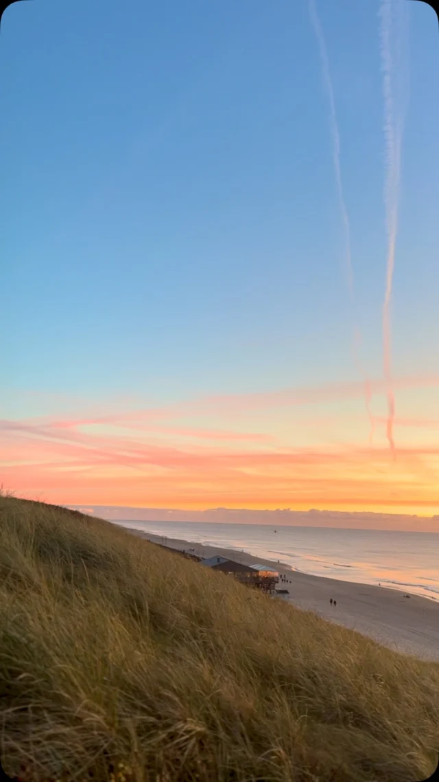 Entspannte Zeit auf Sylt 🍂🌊🌅

So schön leer sind die Strände & so schön bunt strahlt der Himmel. 

Ach Sylt, du bist auch im Herbst wunderschön! 🤍 

Jetzt Sylt-Zeit buchen auf www.sas-sylt.de und www.wedell-sylt.de